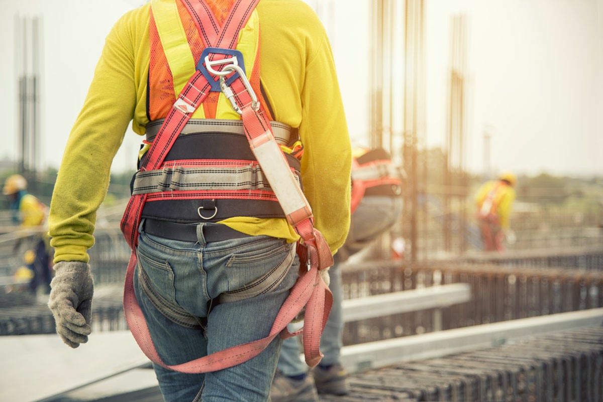Essential Safety Gear for Working at Heights: A... - Manual Handling Training UK