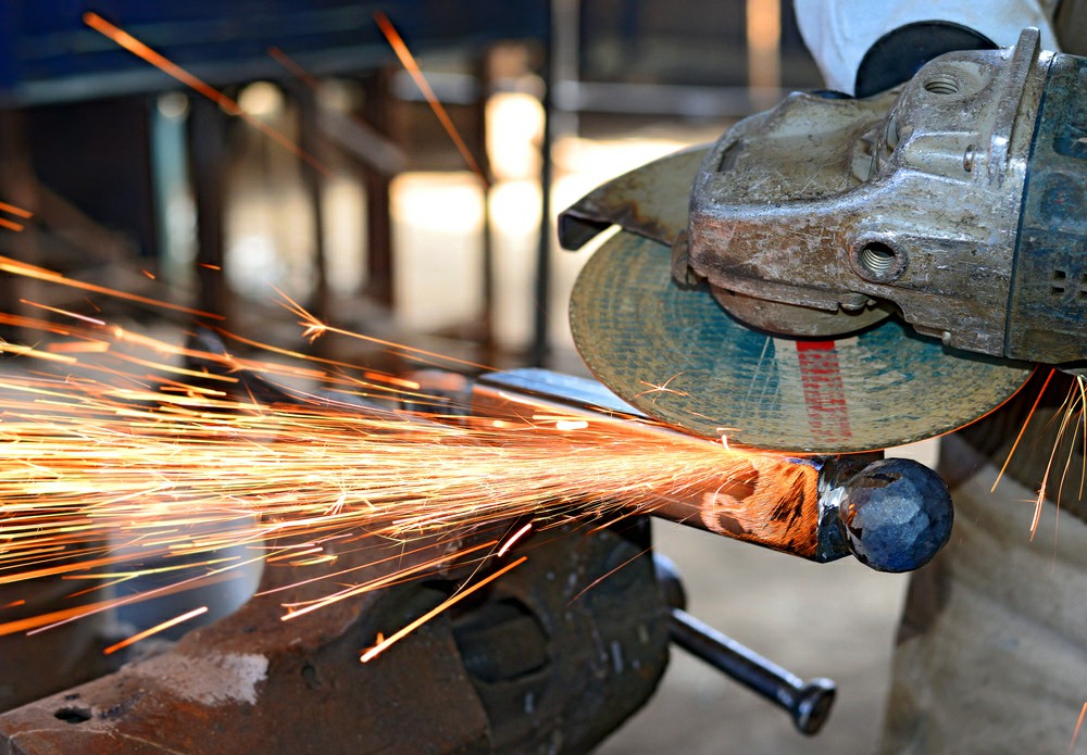 Navigating the Chain: Online vs. In-Person Abrasive... - Manual Handling Training UK